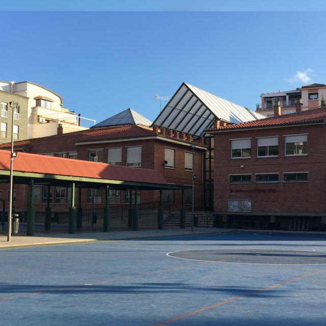 Patio y edificio del CEIP Genil